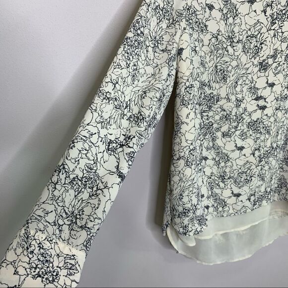 SALE💕 The limited small flowy blouse cream (Pc) - Picture 3 of 7